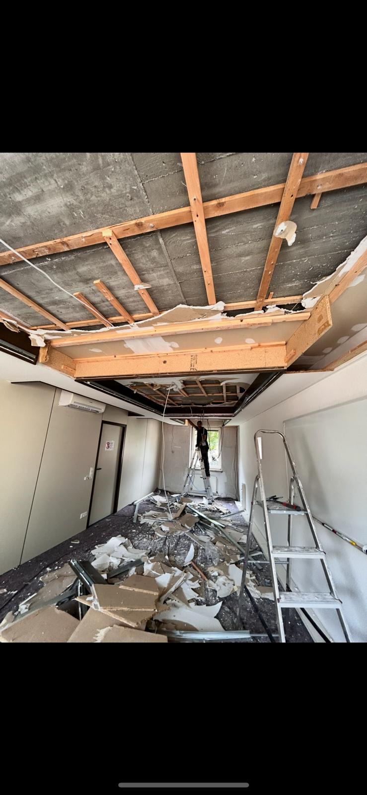Abrissarbeiten – Decke geöffnet, Baustelle
